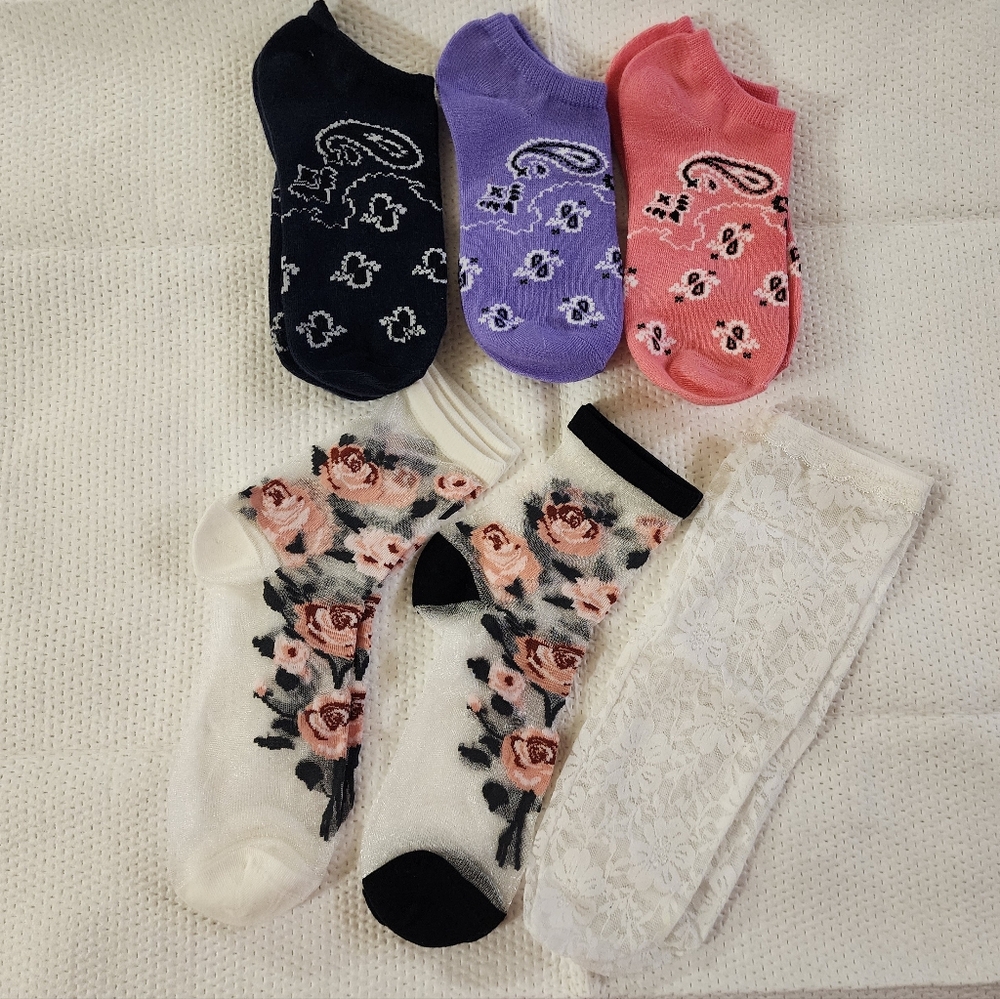SIX PAIRS OF ASSORTED SOCKS [C] - FOOTWEAR SIZE: 6 - 8